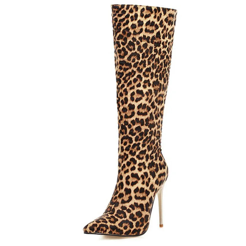Kniehohe High Heels Stiefel in Schlangenleder- & Leoparden-Optik – Wild. Elegant. Unverkennbar.