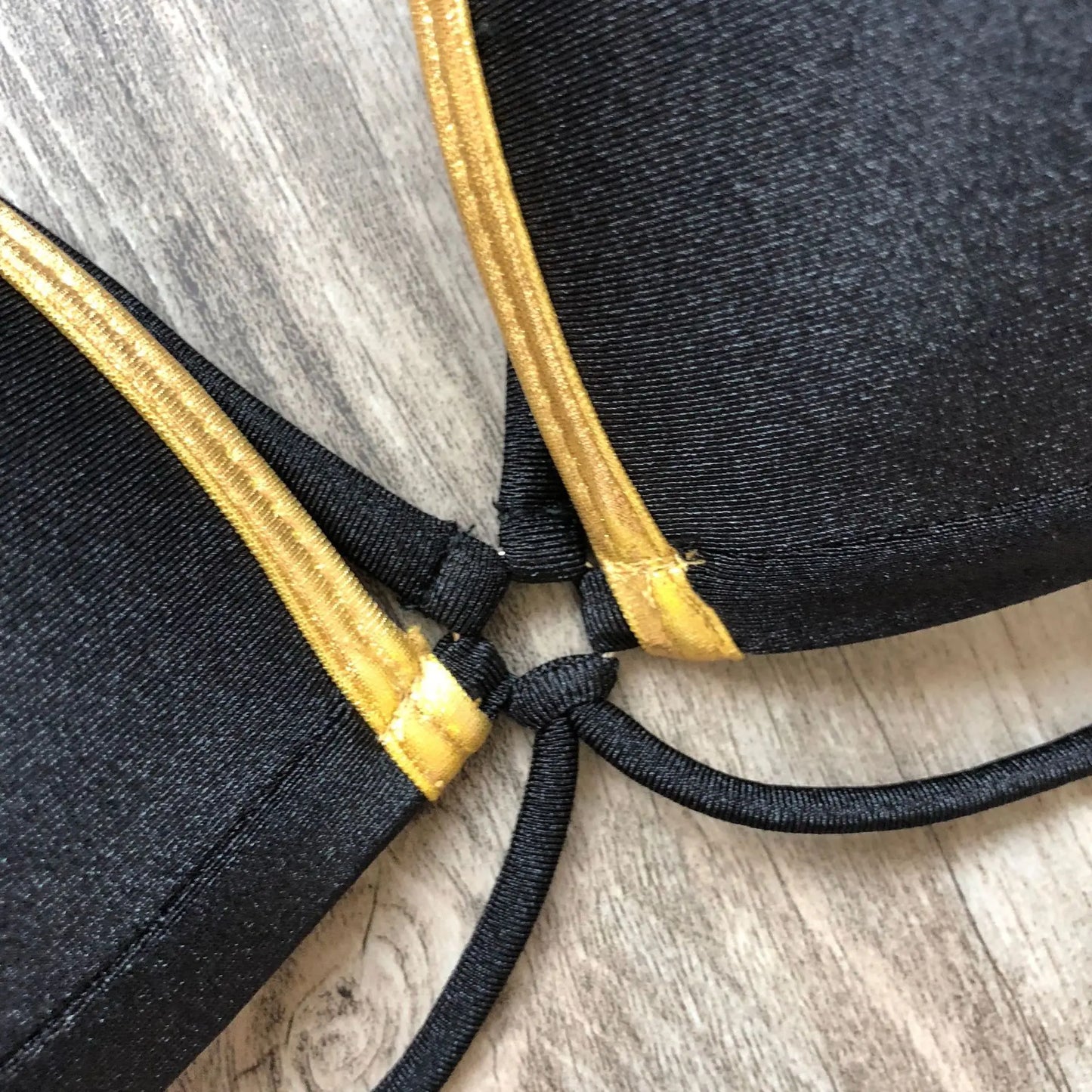 Gold-Print Bikini – edel, sexy & perfekt für sonnige Auftritte