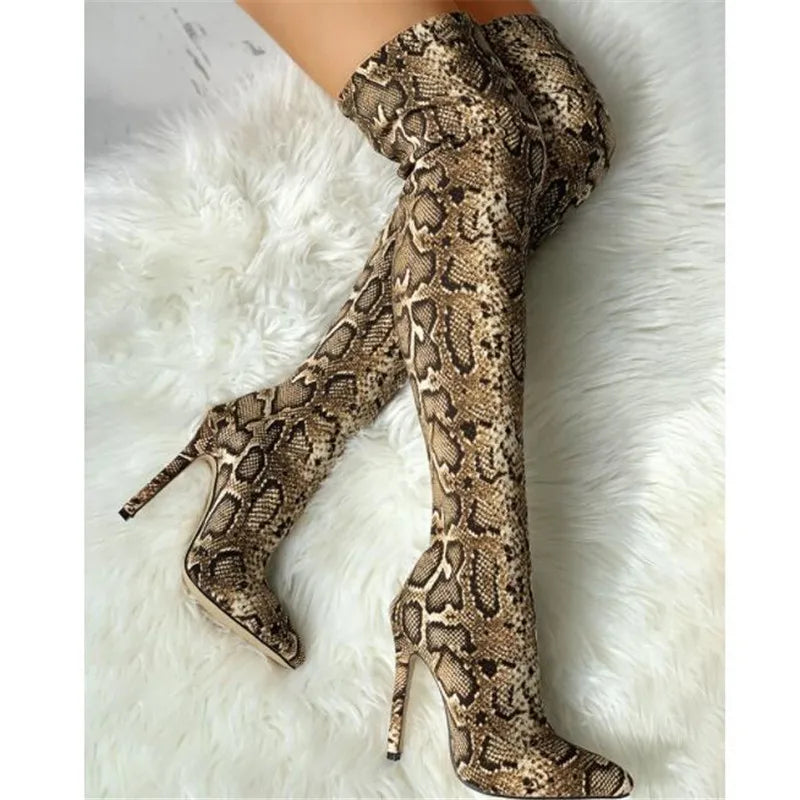 Overknee-Stiefel mit Schlangenmuster & Stiletto – Wild, stretchy & ultra feminin