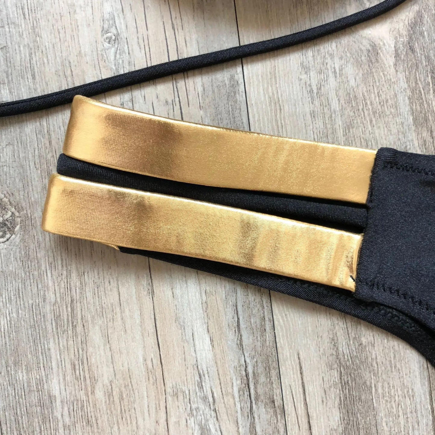 Gold-Print Bikini – edel, sexy & perfekt für sonnige Auftritte