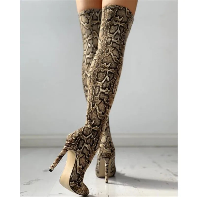 Overknee-Stiefel mit Schlangenmuster & Stiletto – Wild, stretchy & ultra feminin
