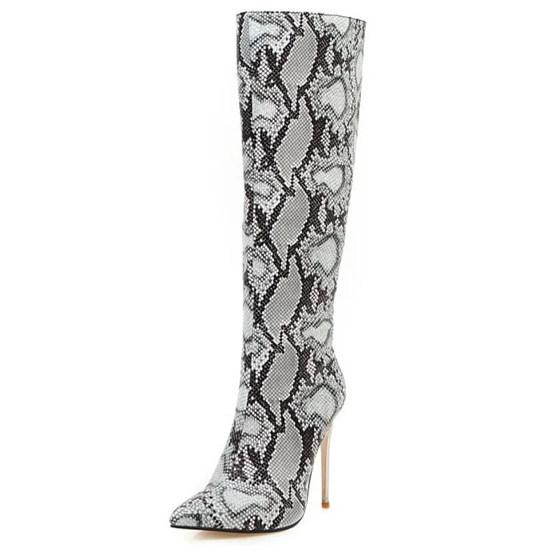 Kniehohe High Heels Stiefel in Schlangenleder- & Leoparden-Optik – Wild. Elegant. Unverkennbar.