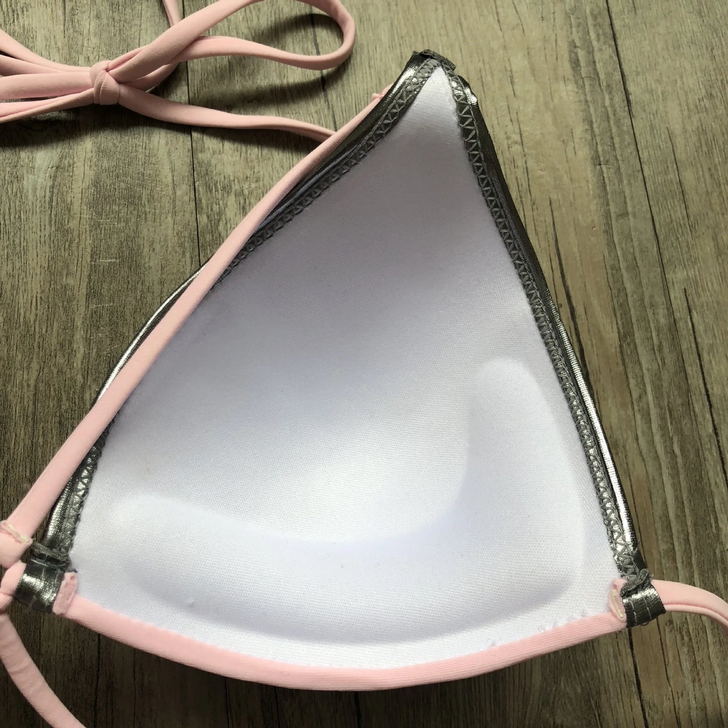 Gold-Print Bikini – edel, sexy & perfekt für sonnige Auftritte