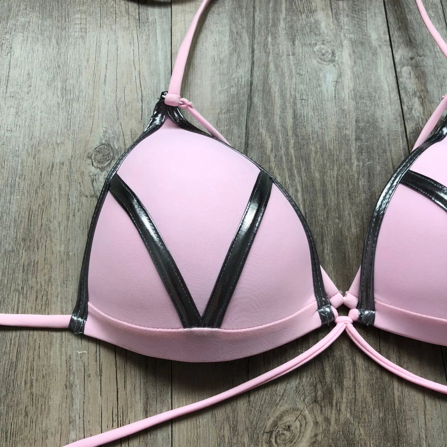 Gold-Print Bikini – edel, sexy & perfekt für sonnige Auftritte