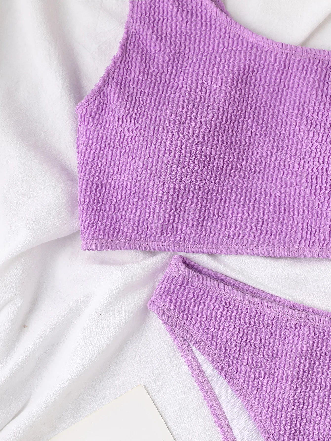 One-Shoulder Bikini in strukturierter Optik – minimalistisch, aber extrem wirkungsvoll