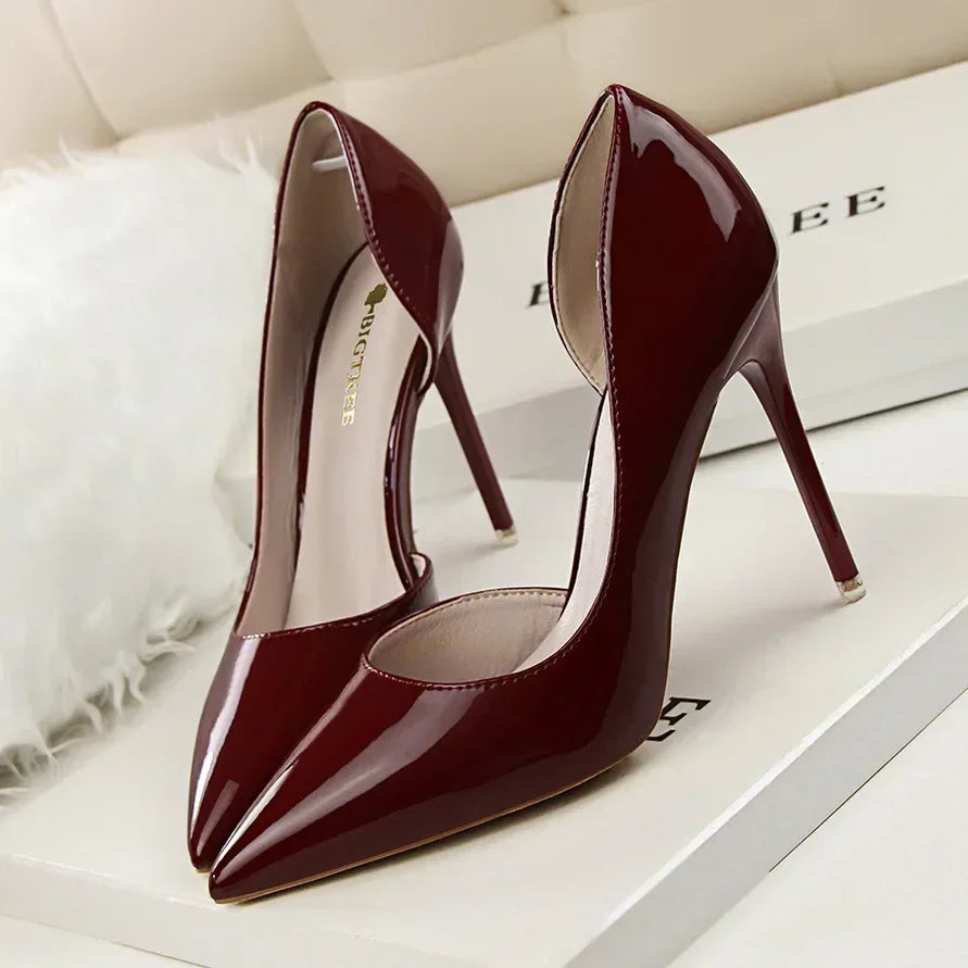 Elegante Lackleder-Pumps mit Cut-Out-Design 👠