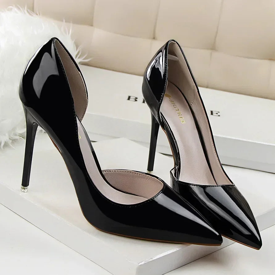 Elegante Lackleder-Pumps mit Cut-Out-Design 👠