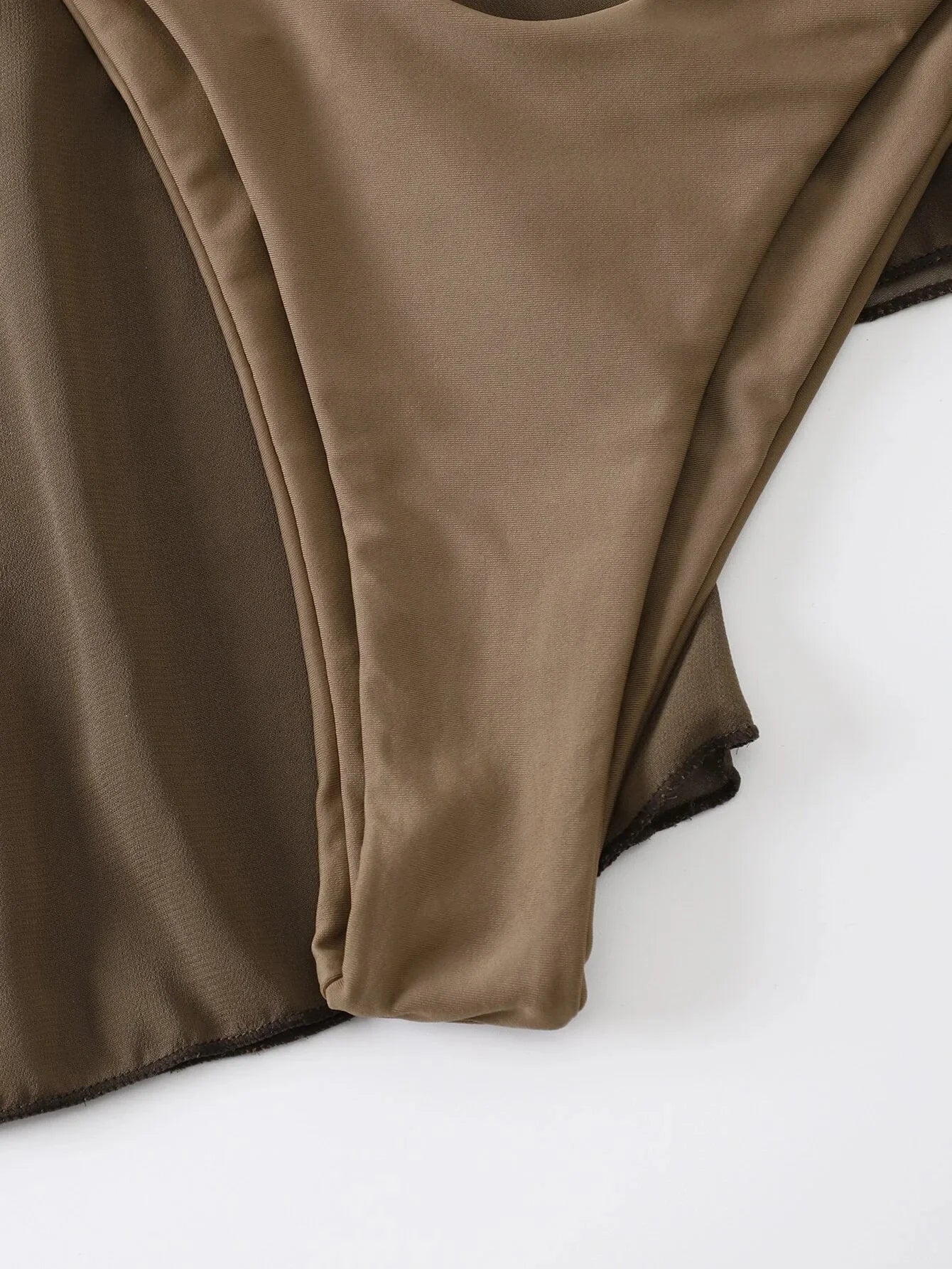 4-teiliges Bikini-Set mit Mesh-Sarong und Cover-Up – stylisch am Strand