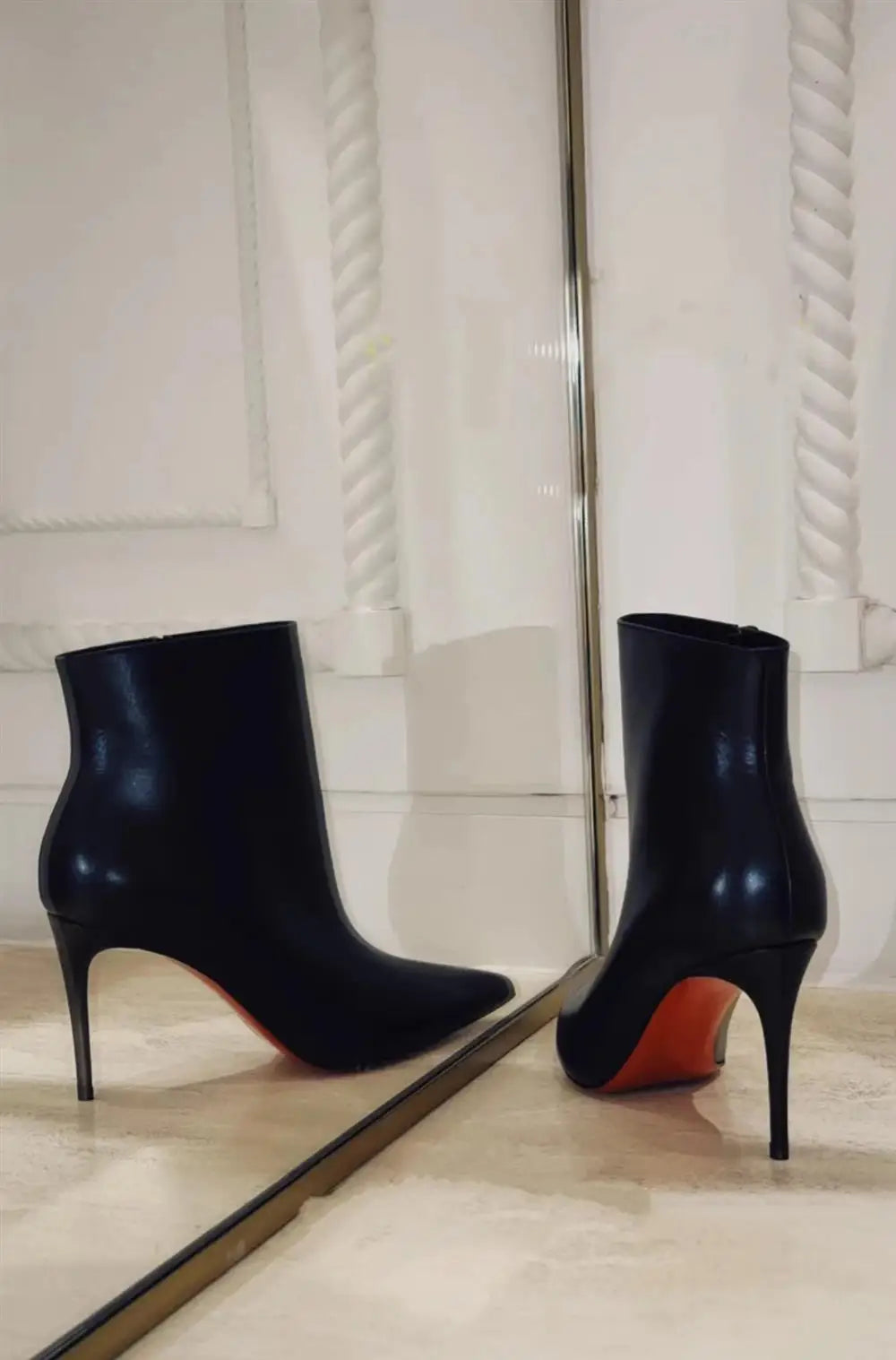 Elegante Short Boots mit roter Sohle & Pointed-Toe-Design