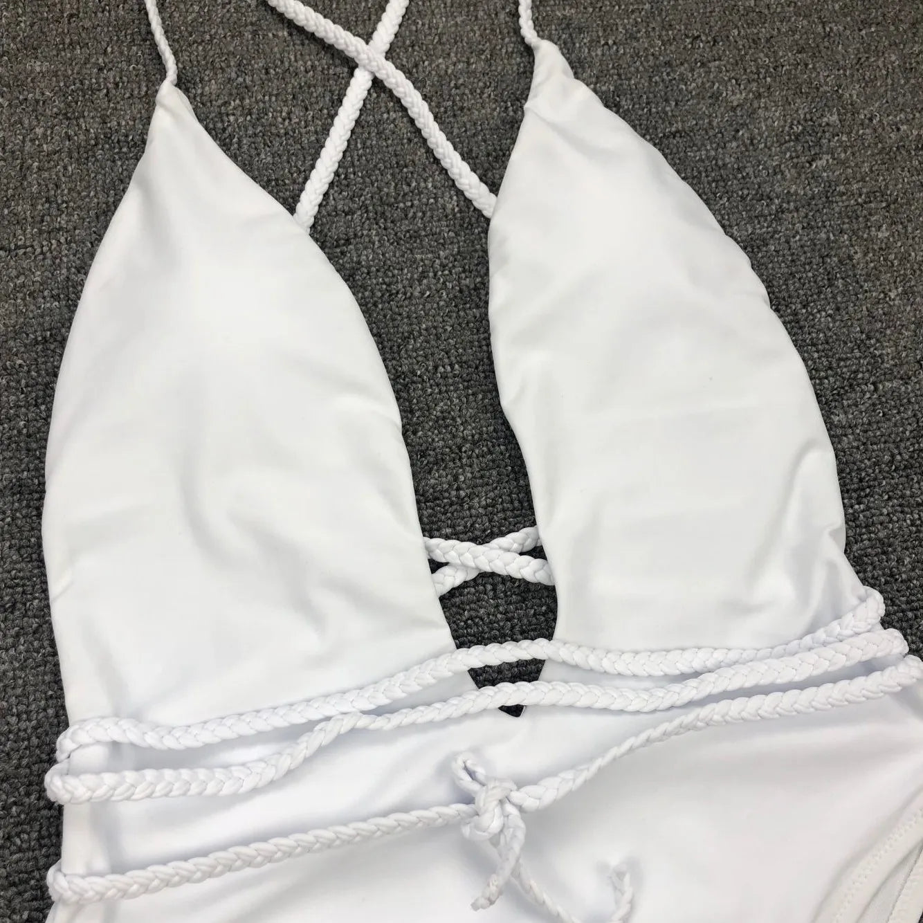 Tiefer V-Ausschnitt Monokini – elegant gewickelt & sexy zugleich