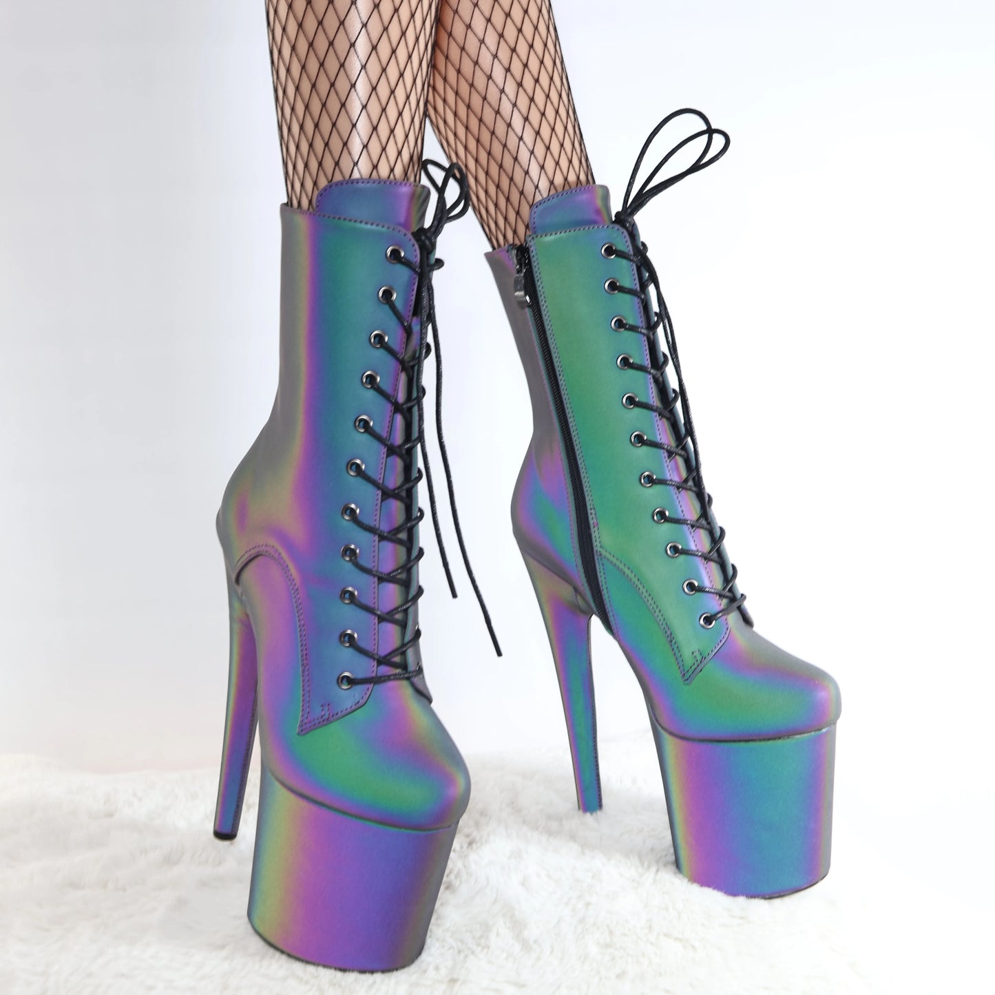 Luminous Holo Booties – Glanz bei Tag, Glow bei Nacht