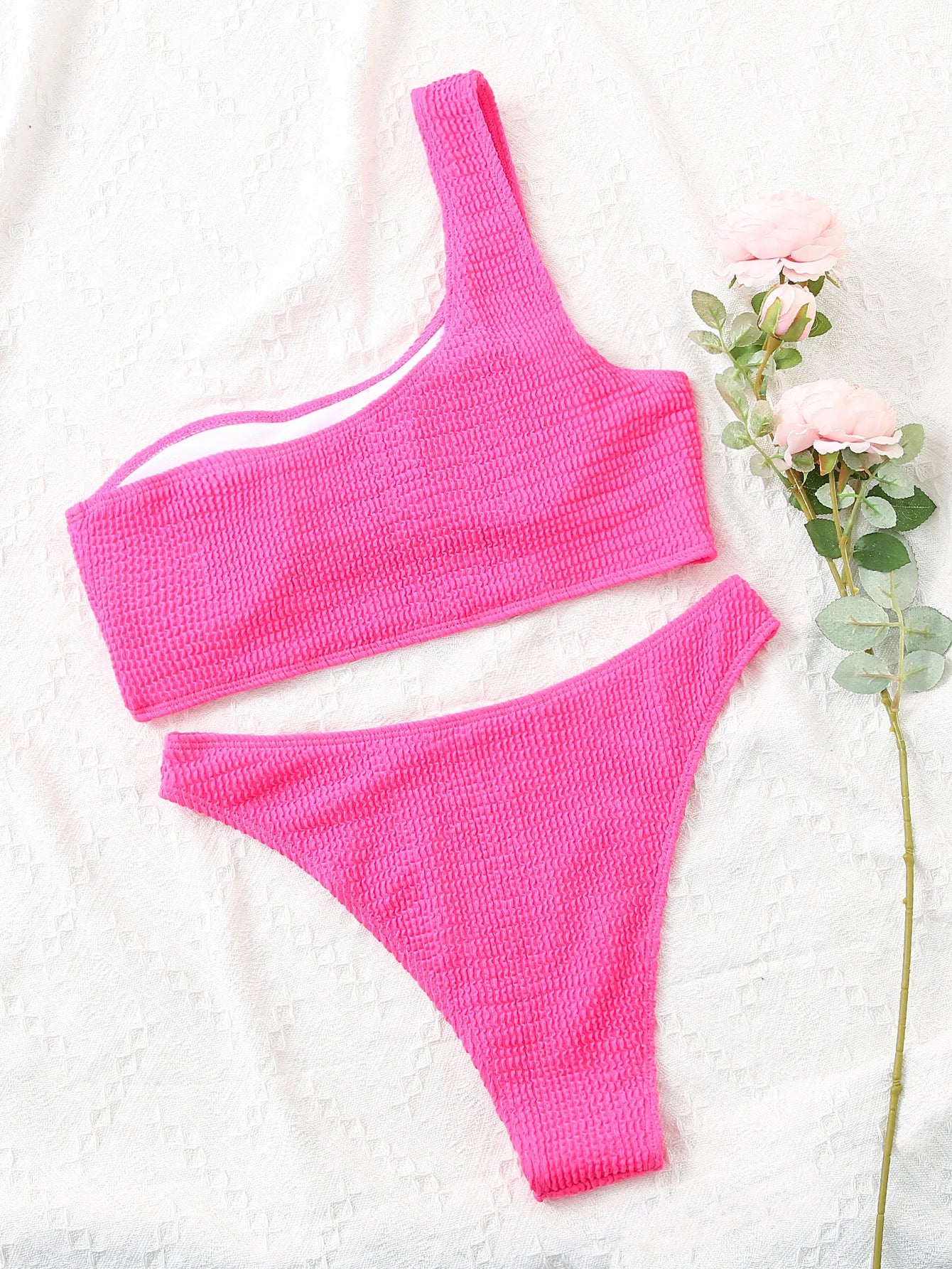 One-Shoulder Bikini in strukturierter Optik – minimalistisch, aber extrem wirkungsvoll