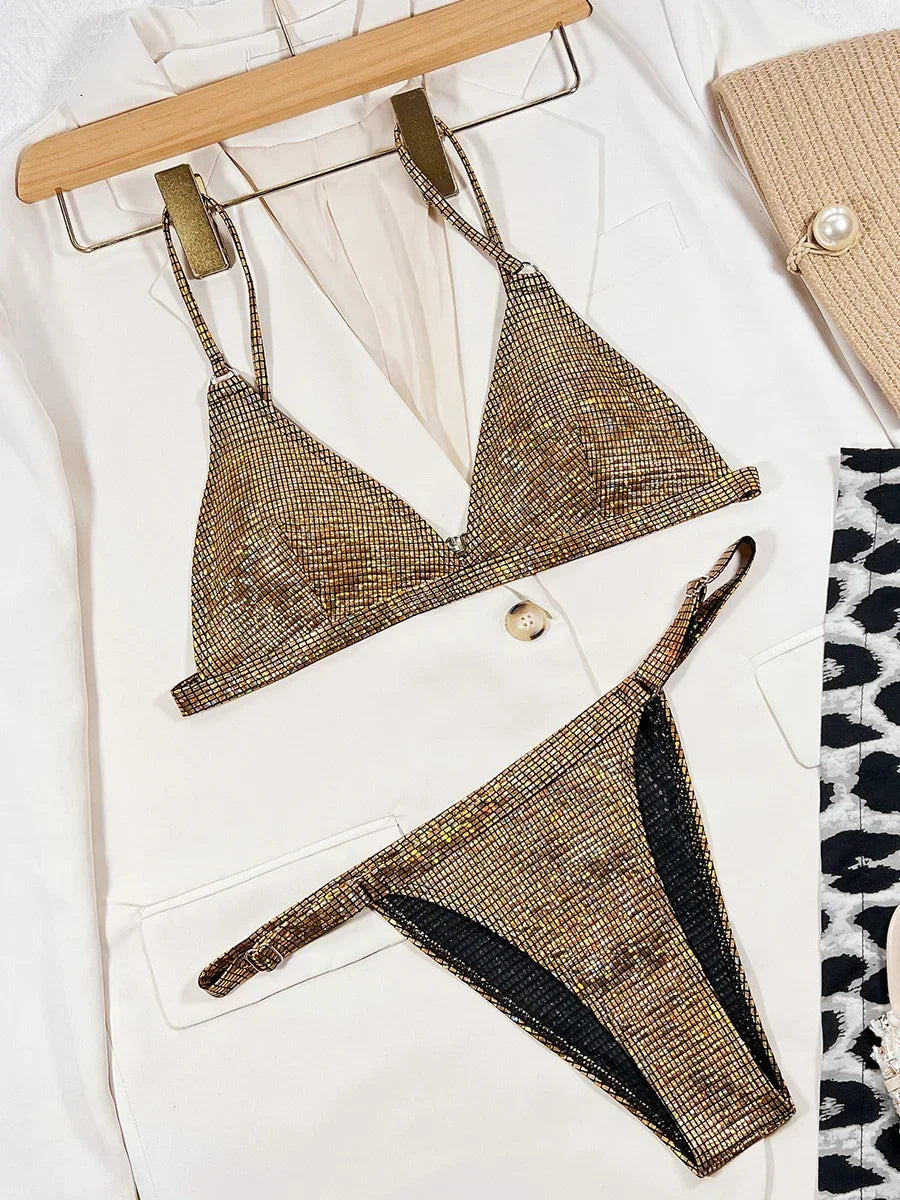 Shiny Gold Bikini – glamourös, auffällig & perfekt für glänzende Auftritte