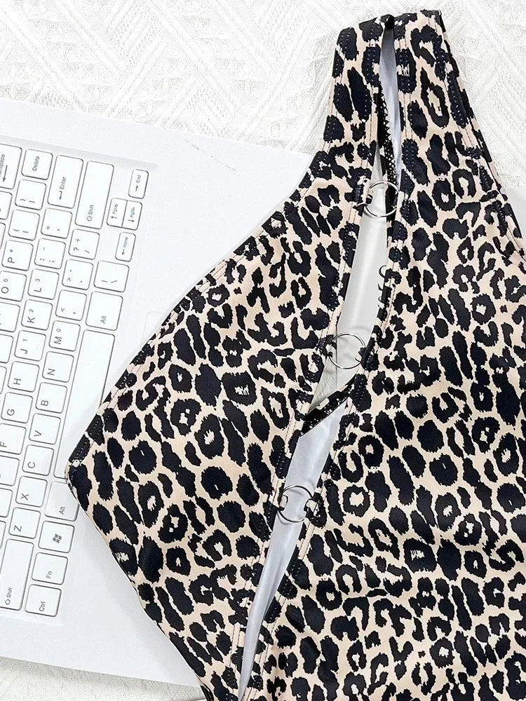 Leopard Monokini mit Metallringen – wild, asymmetrisch & stilvoll