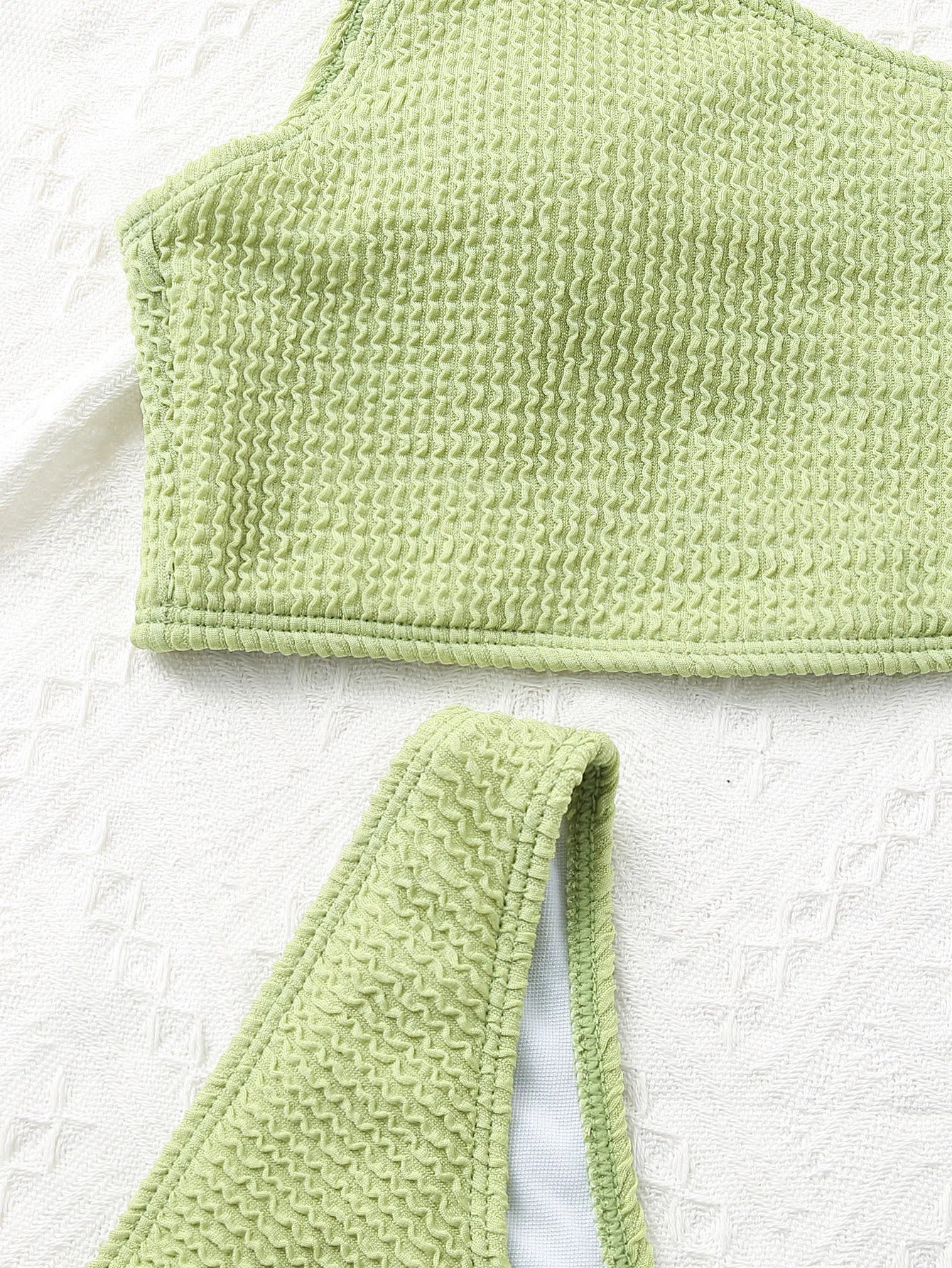 One-Shoulder Bikini in strukturierter Optik – minimalistisch, aber extrem wirkungsvoll