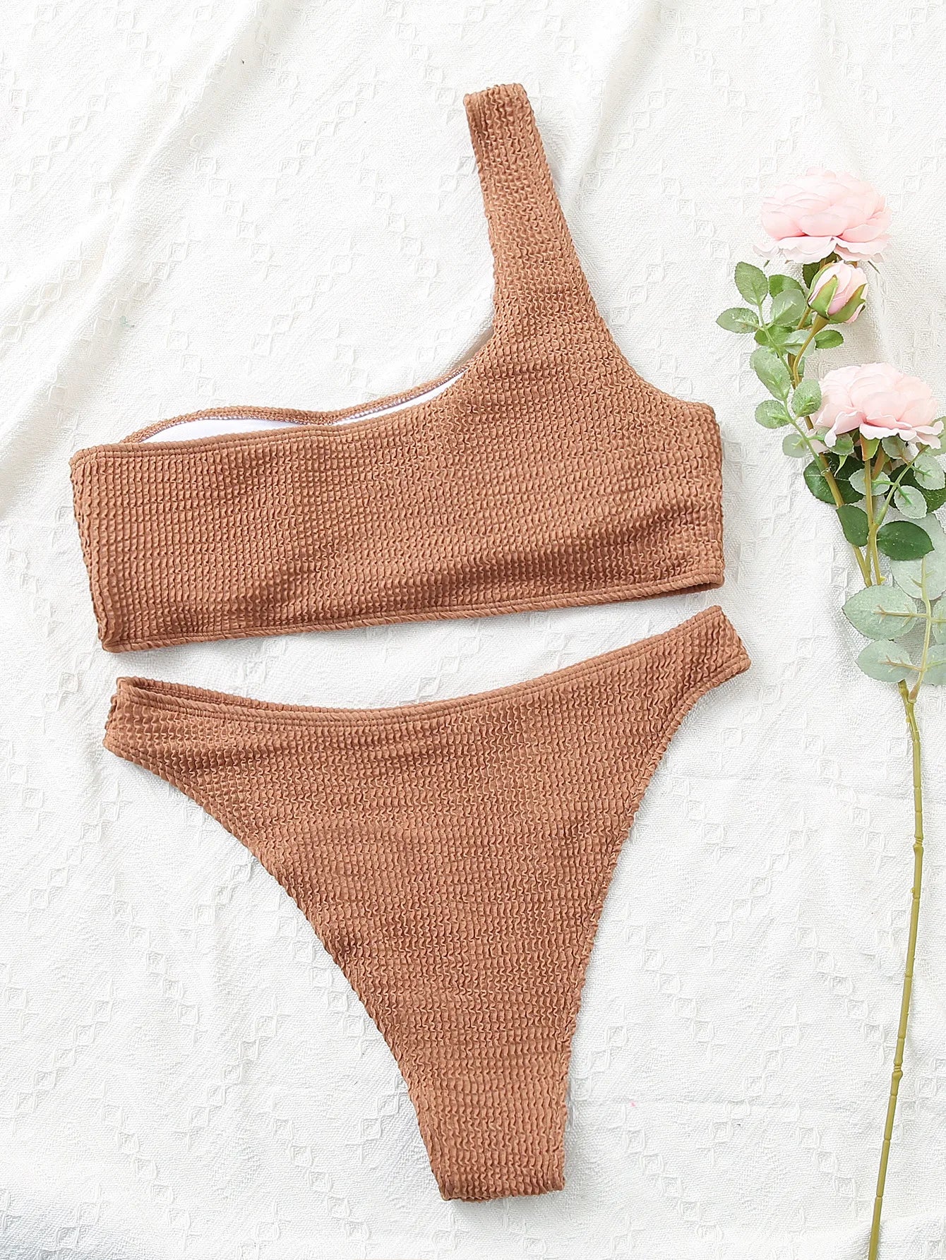 One-Shoulder Bikini in strukturierter Optik – minimalistisch, aber extrem wirkungsvoll