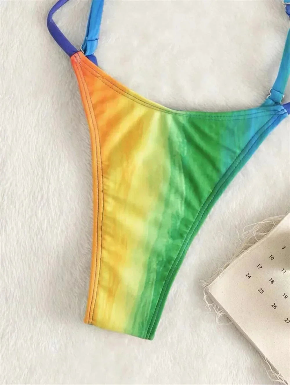 Rainbow Monokini – farbenfroh, rückenfrei & ein echter Sommertraum