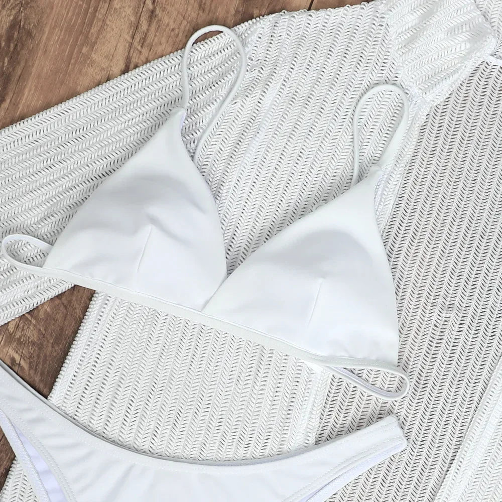 Vier-teiliges Bikini-Set mit gehäkelter Tunika – stilvoll am Strand