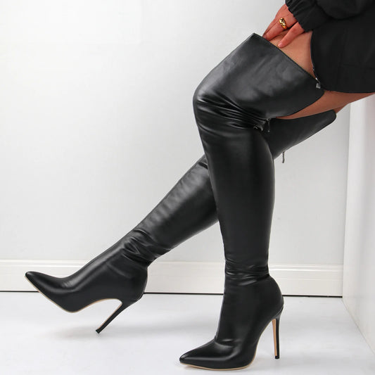 Schwarze Overknee-Stiefel aus Lackleder mit spitzer Zehenpartie – Elegant. Dominant. Zeitlos.