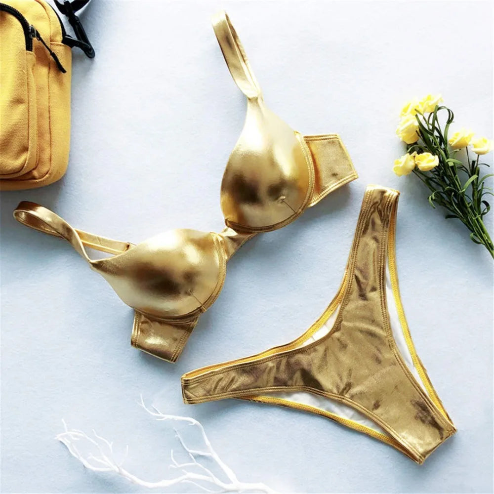 Glänzender Bikini in Lederoptik – sexy, extravagant & ein echter Hingucker