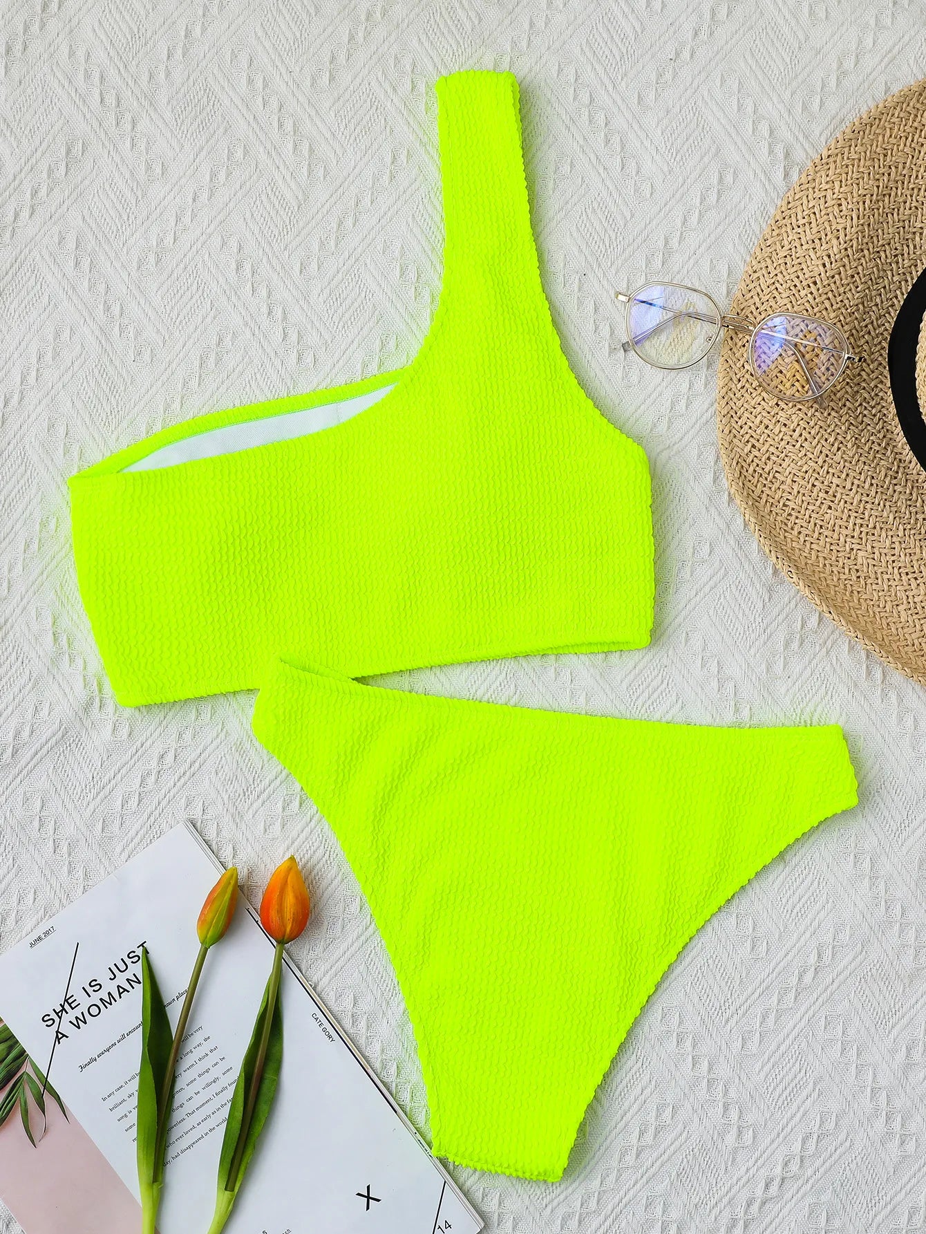 One-Shoulder Bikini in strukturierter Optik – minimalistisch, aber extrem wirkungsvoll