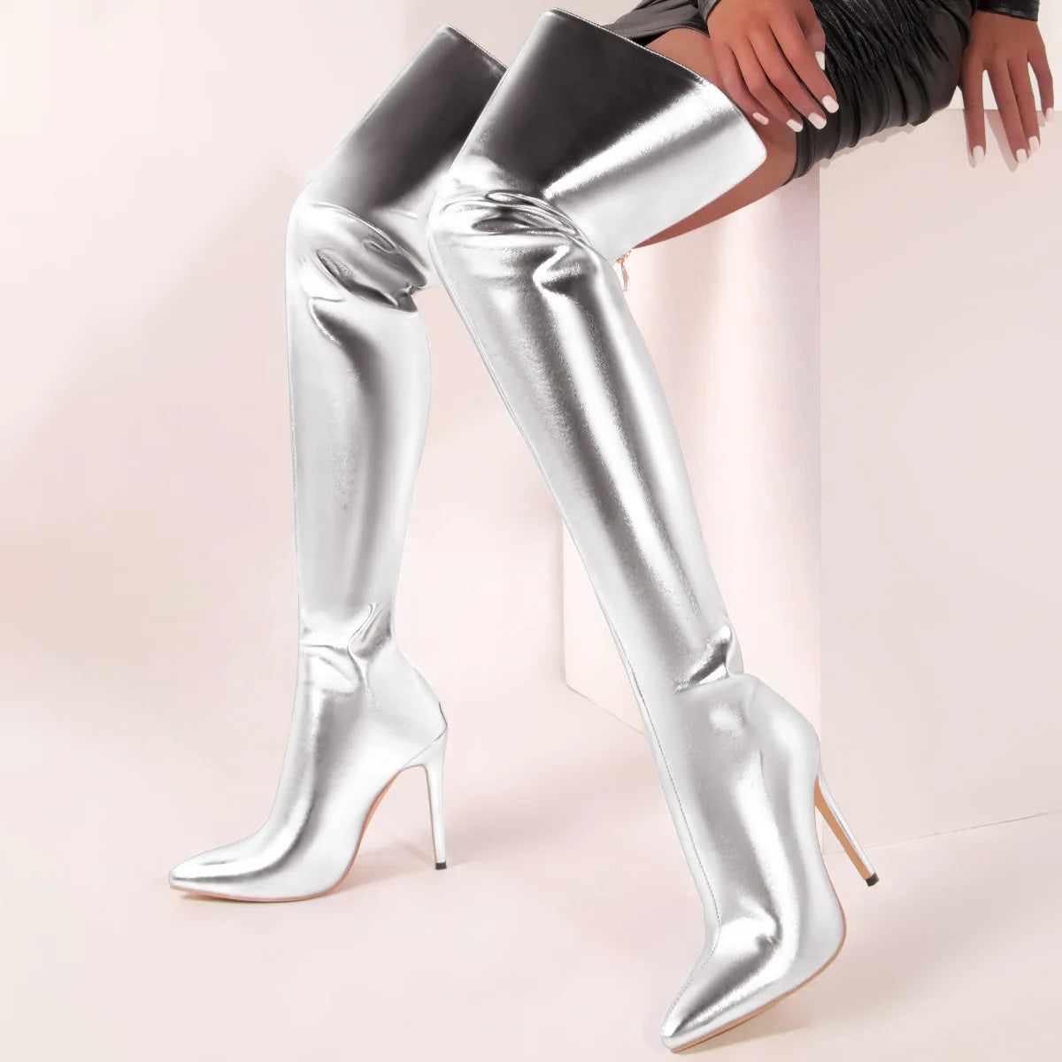 Oberschenkelhohe Stiefel mit spitzer Zehenpartie & Rückenzipper – Glanzvoll. Stark. Unvergesslich.