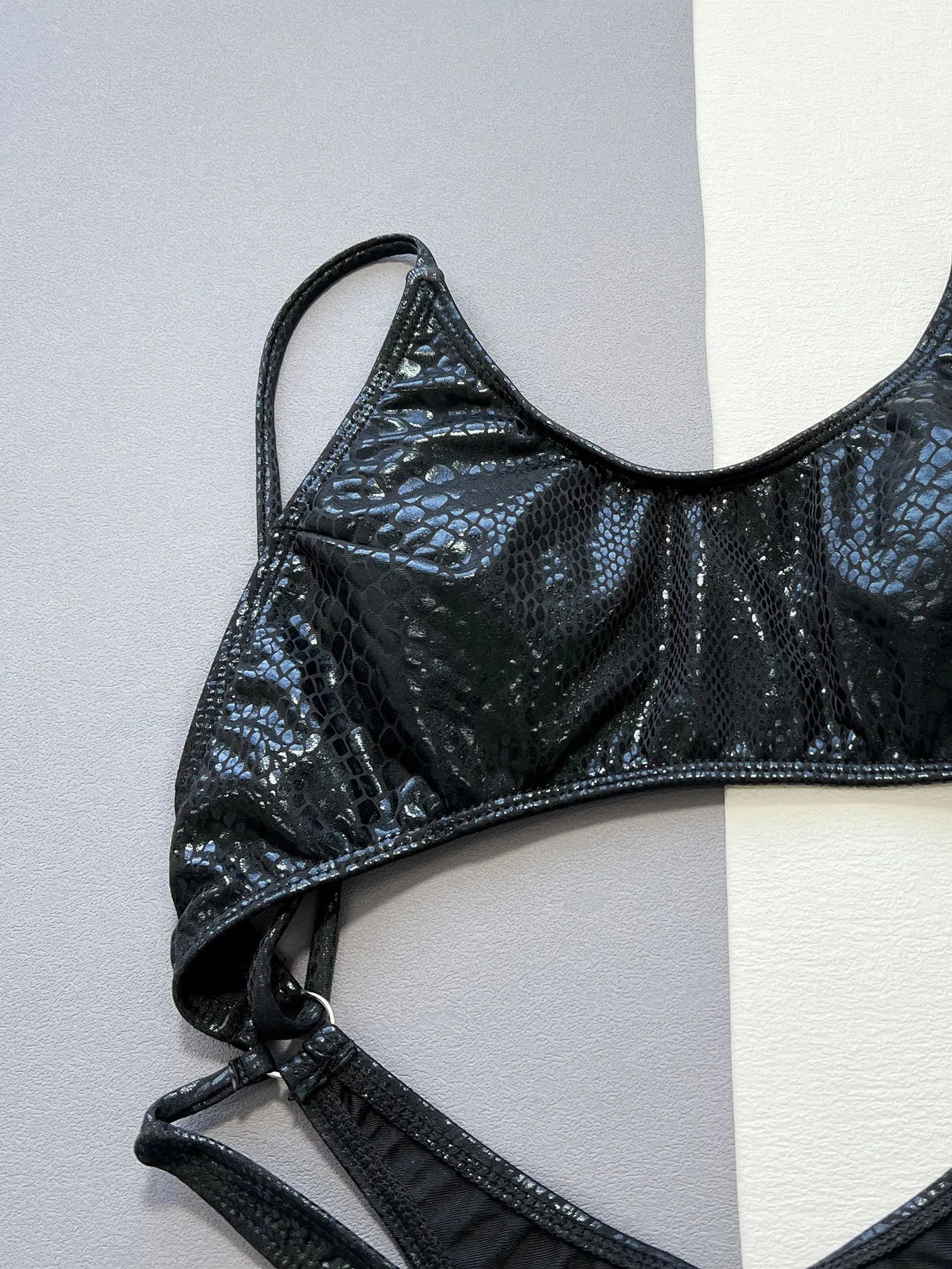 Schlangenmuster Badeanzug – metallisch, rückenfrei & voller Ausstrahlung