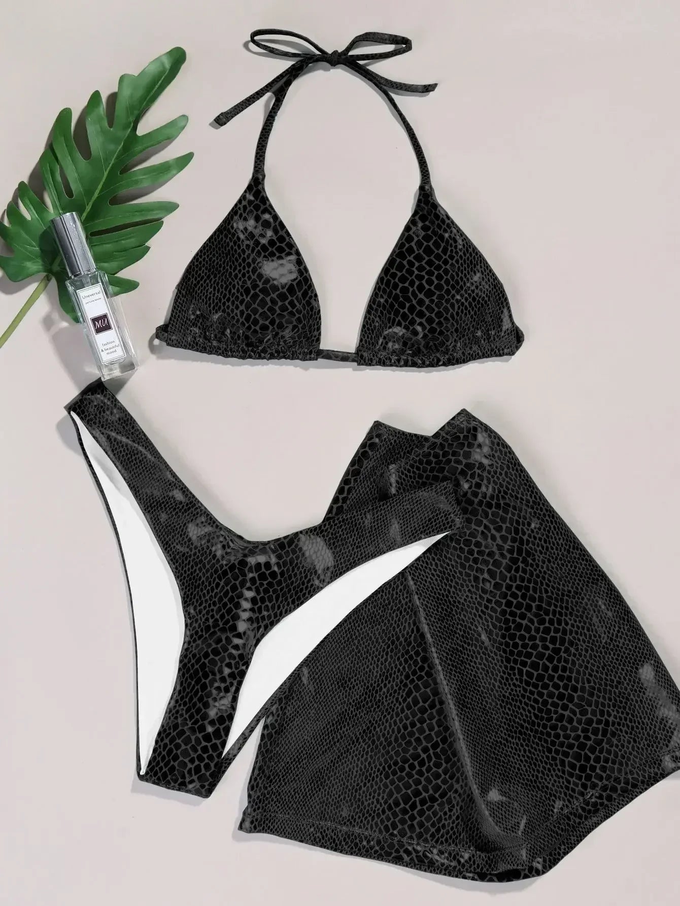 Sexy Bikini mit Cover-Up – glänzender Zweiteiler für stilvolle Beach-Days