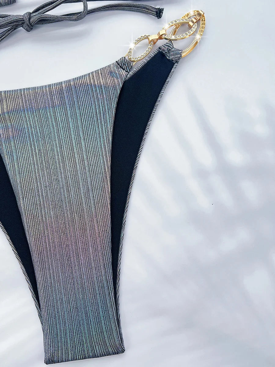 Glitzer-Bikini mit Metallketten – edel, sexy & ready für deinen Summer-Glow