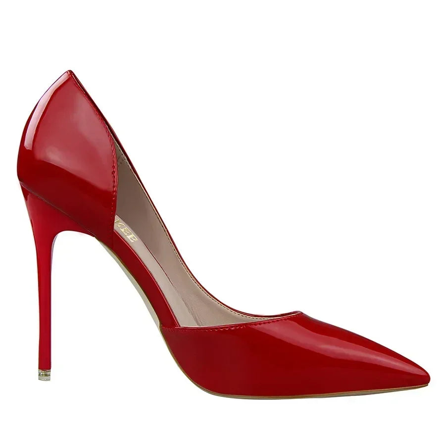 Elegante Lackleder-Pumps mit Cut-Out-Design 👠