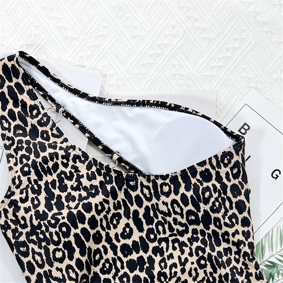 Leopard One-Shoulder Badeanzug – wild, elegant & perfekt im Trend