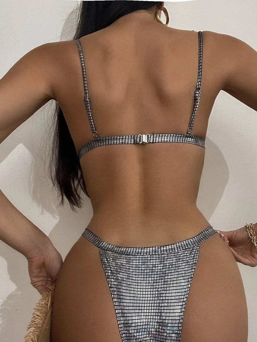 Glänzender Pailletten-Bikini mit High-Cut – für glanzvolle Auftritte am Strand