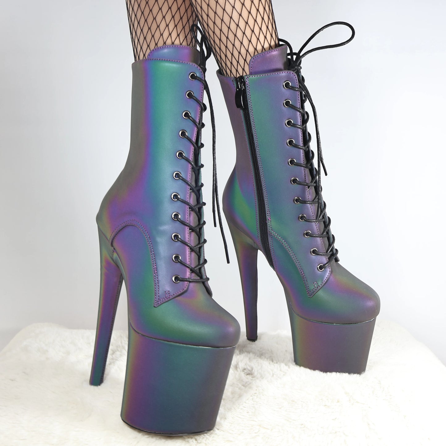 Luminous Holo Booties – Glanz bei Tag, Glow bei Nacht