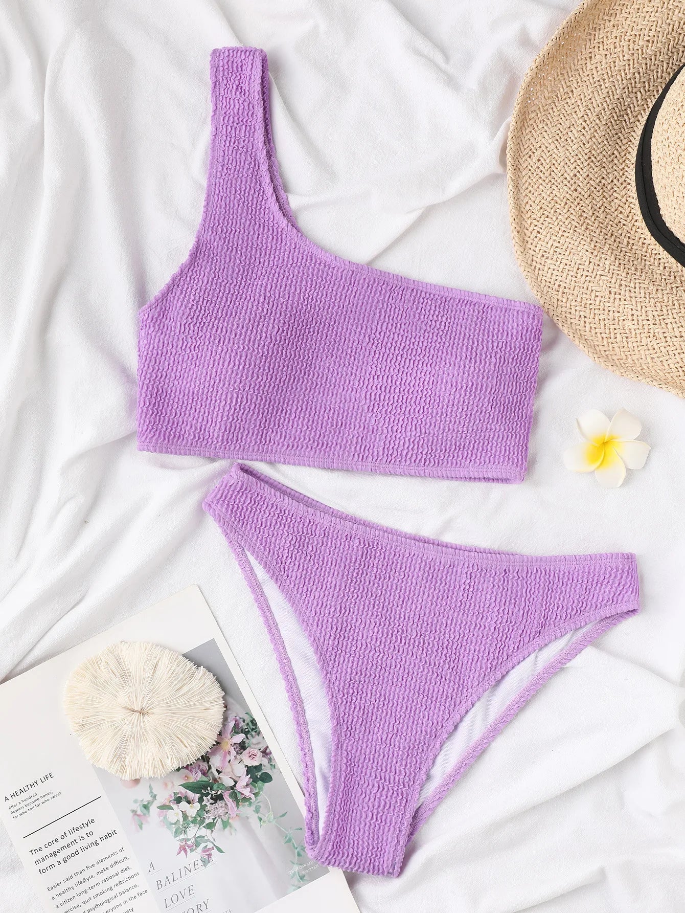 One-Shoulder Bikini in strukturierter Optik – minimalistisch, aber extrem wirkungsvoll