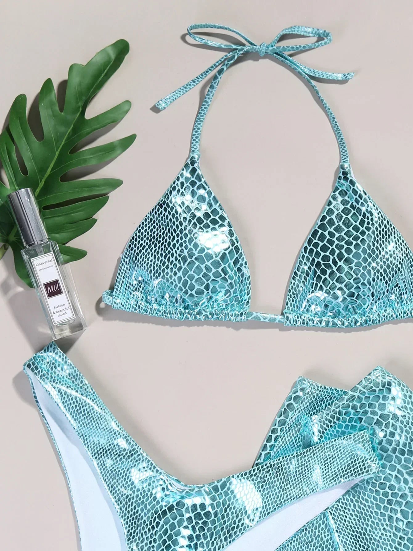 Sexy Bikini mit Cover-Up – glänzender Zweiteiler für stilvolle Beach-Days