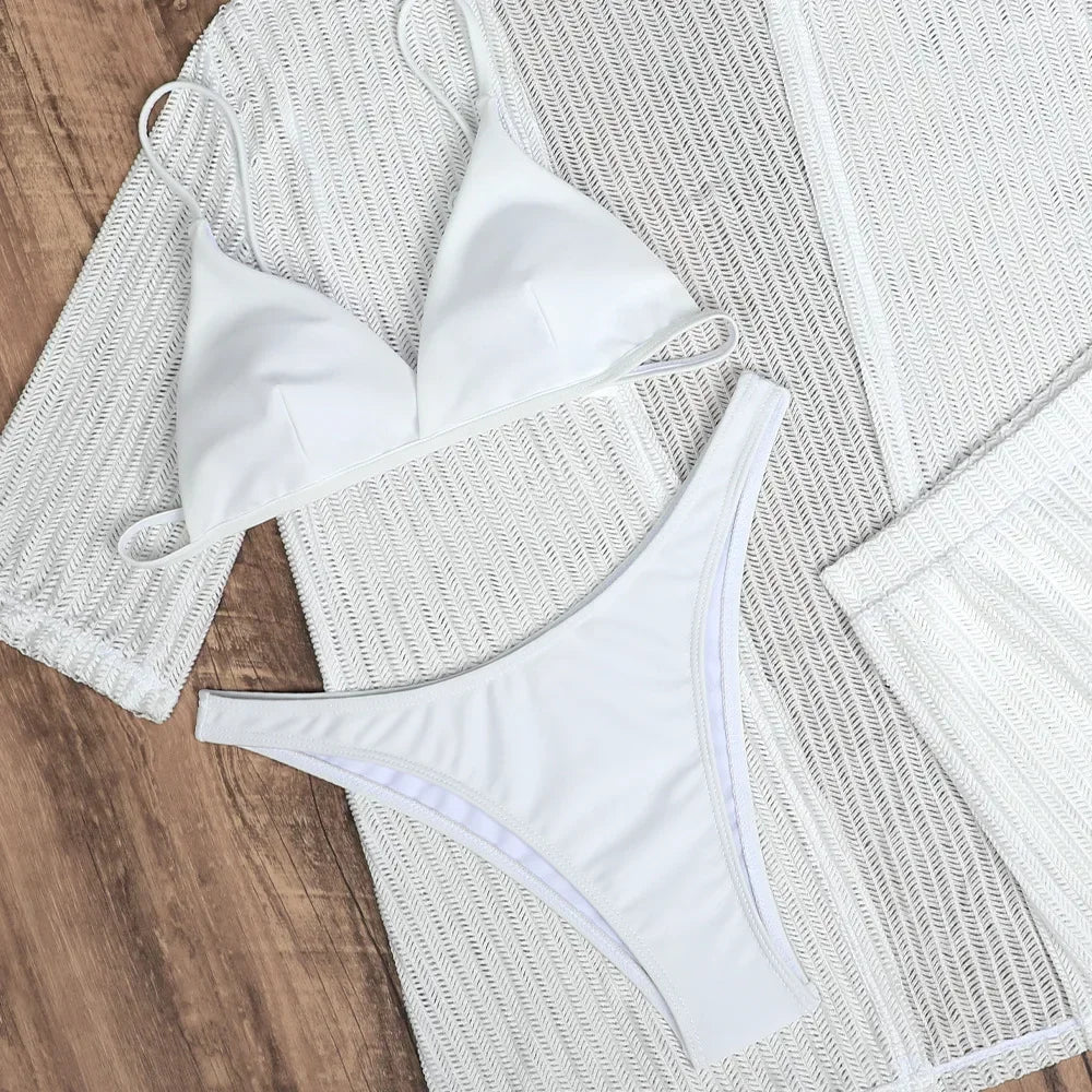 Vier-teiliges Bikini-Set mit gehäkelter Tunika – stilvoll am Strand
