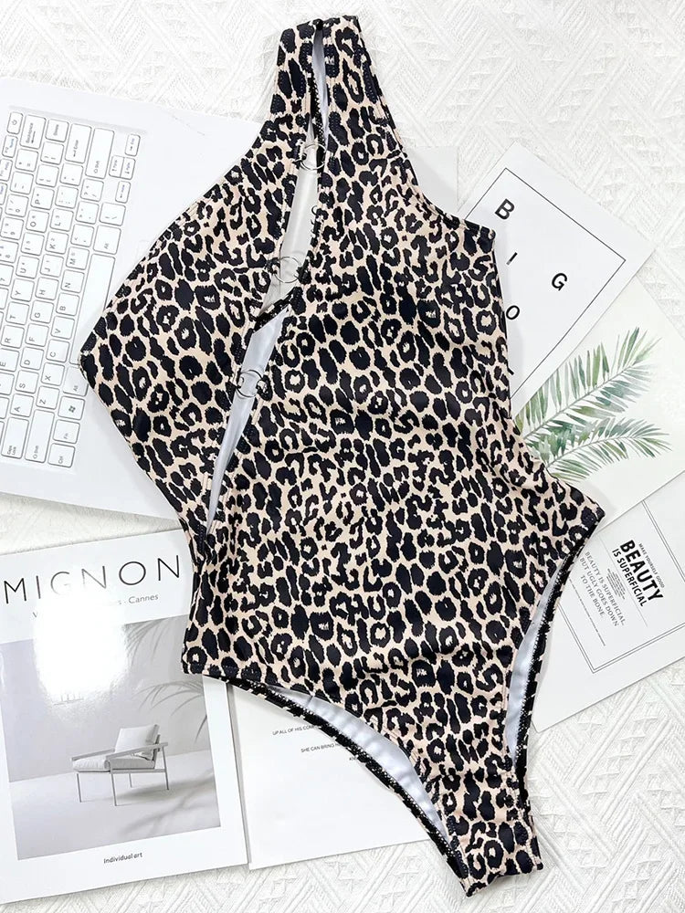 Leopard Monokini mit Metallringen – wild, asymmetrisch & stilvoll