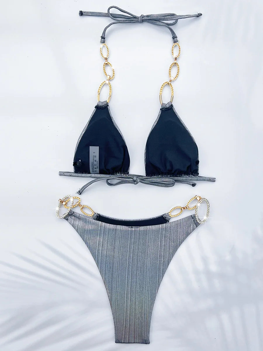 Glitzer-Bikini mit Metallketten – edel, sexy & ready für deinen Summer-Glow