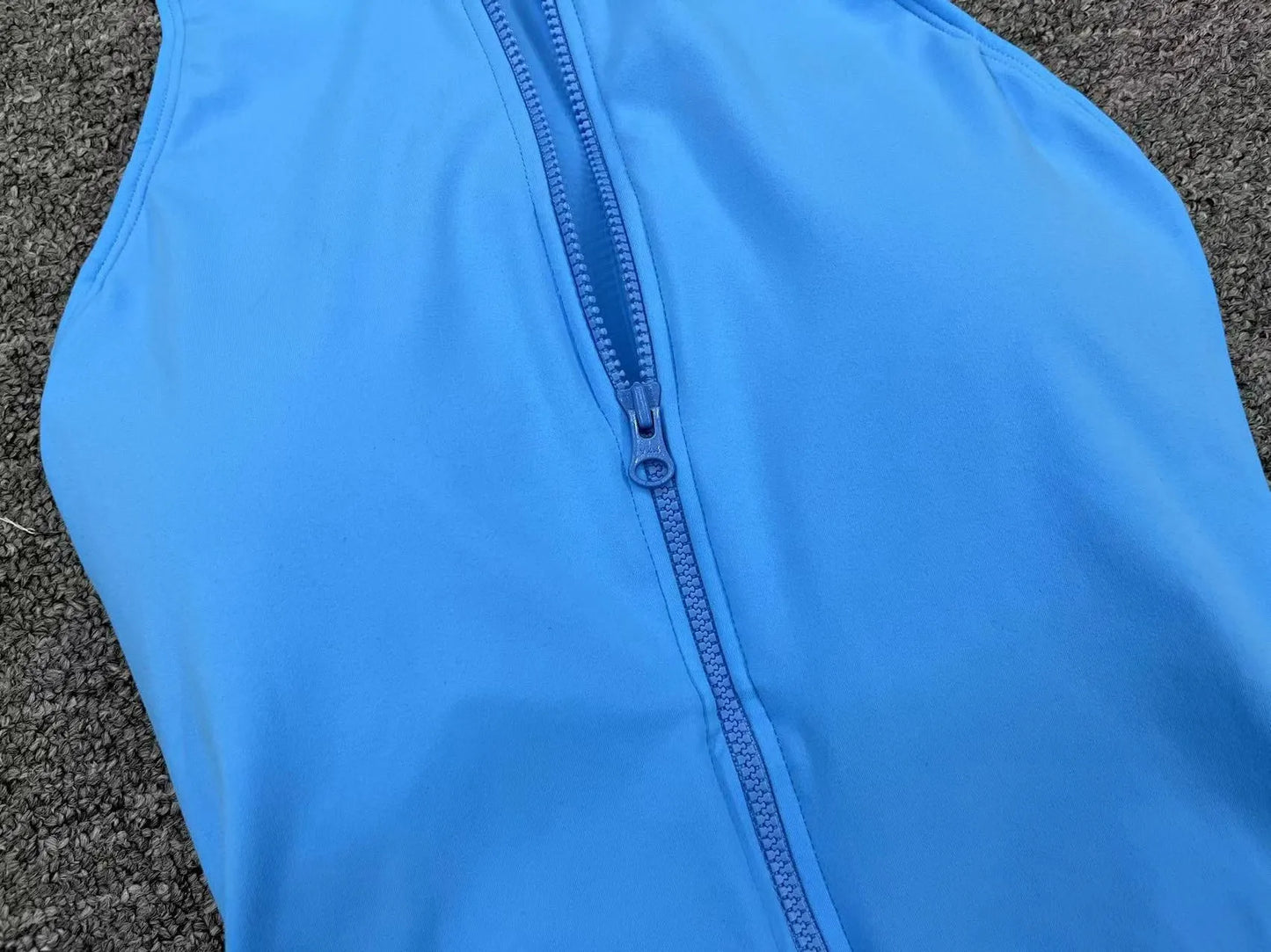 Racerback Sport-Jumpsuit mit V-Schnitt & Reißverschluss – Dein neuer Workout-Favorit