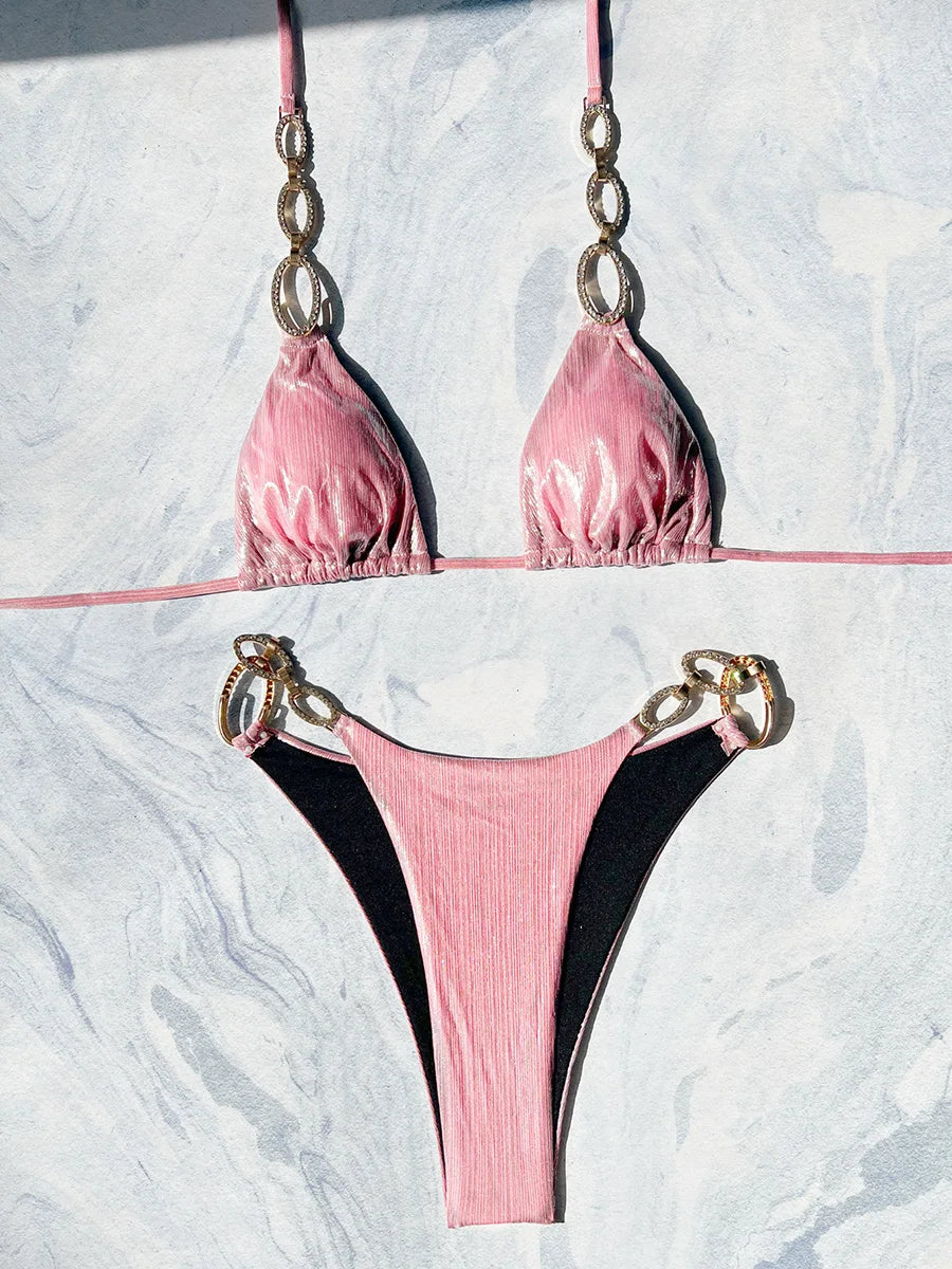 Glitzer-Bikini mit Metallketten – edel, sexy & ready für deinen Summer-Glow