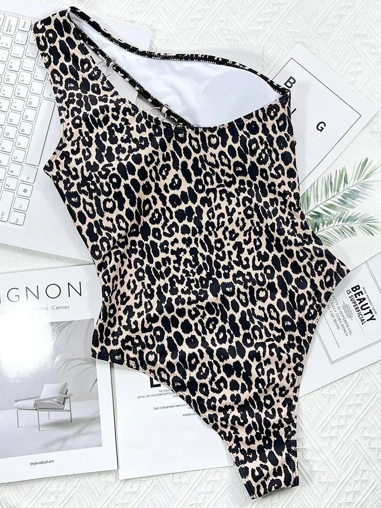 Leopard Monokini mit Metallringen – wild, asymmetrisch & stilvoll