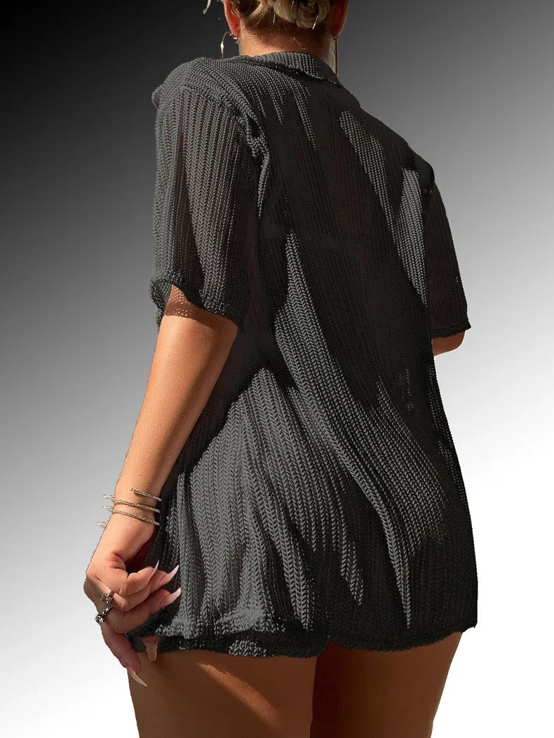 Vier-teiliges Bikini-Set mit gehäkelter Tunika – stilvoll am Strand