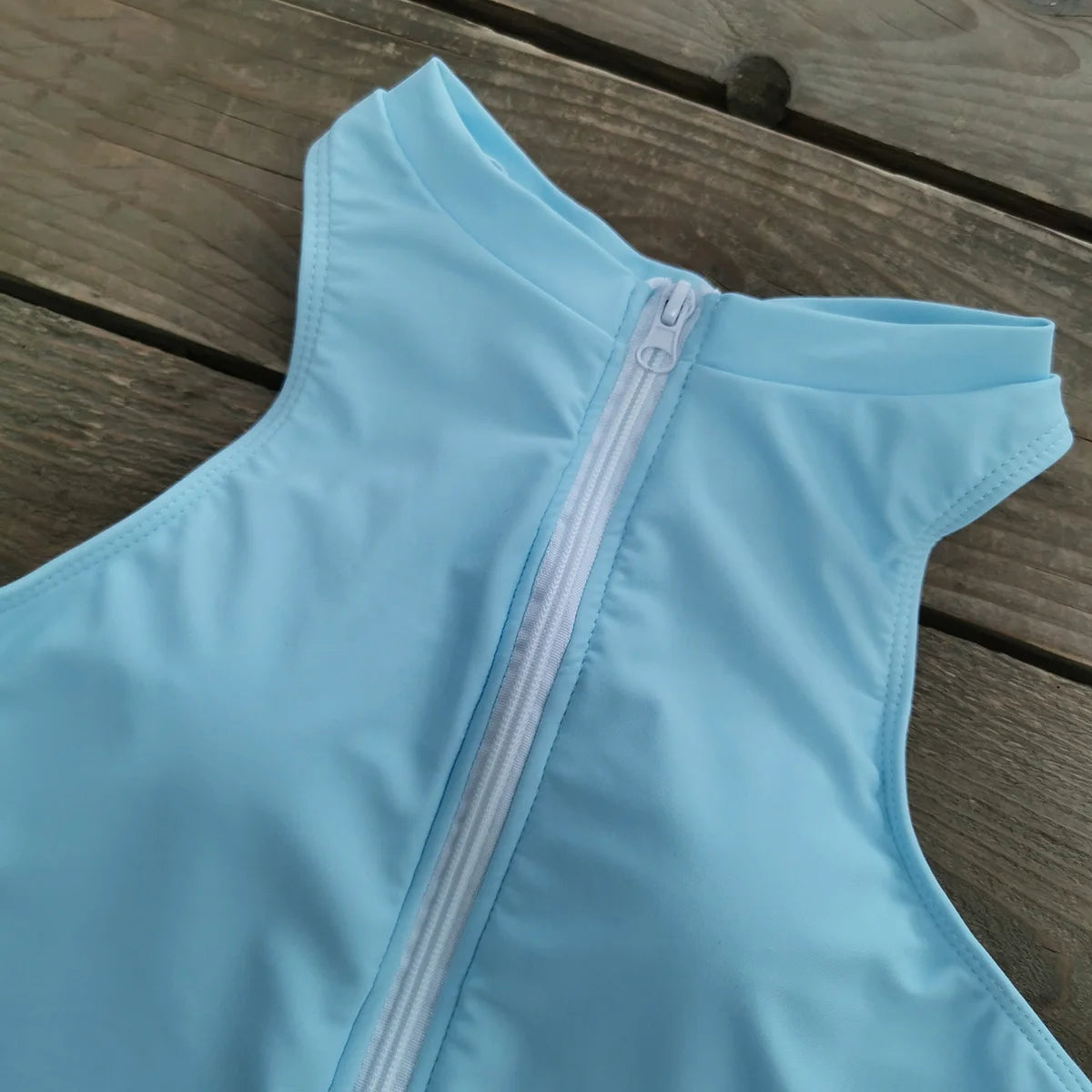 Sportlicher Einteiler – dynamisch, sexy & perfekt für Strand und Action