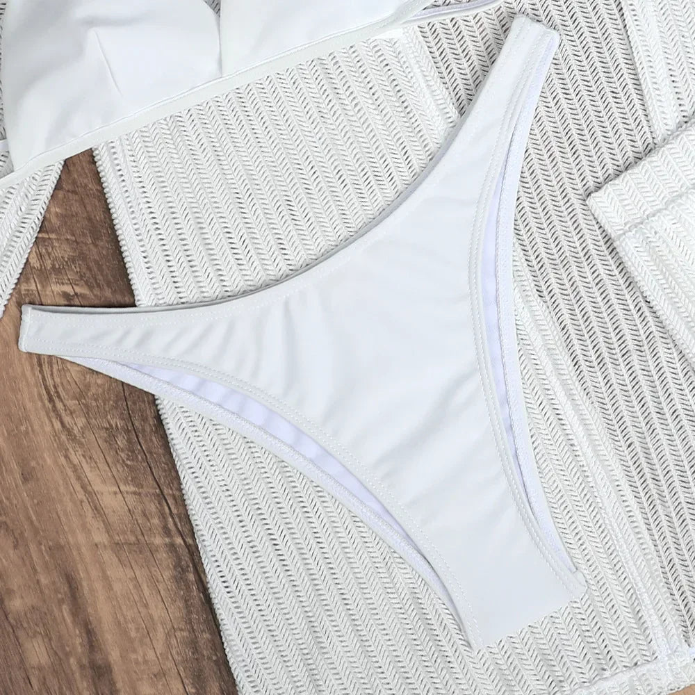 Vier-teiliges Bikini-Set mit gehäkelter Tunika – stilvoll am Strand