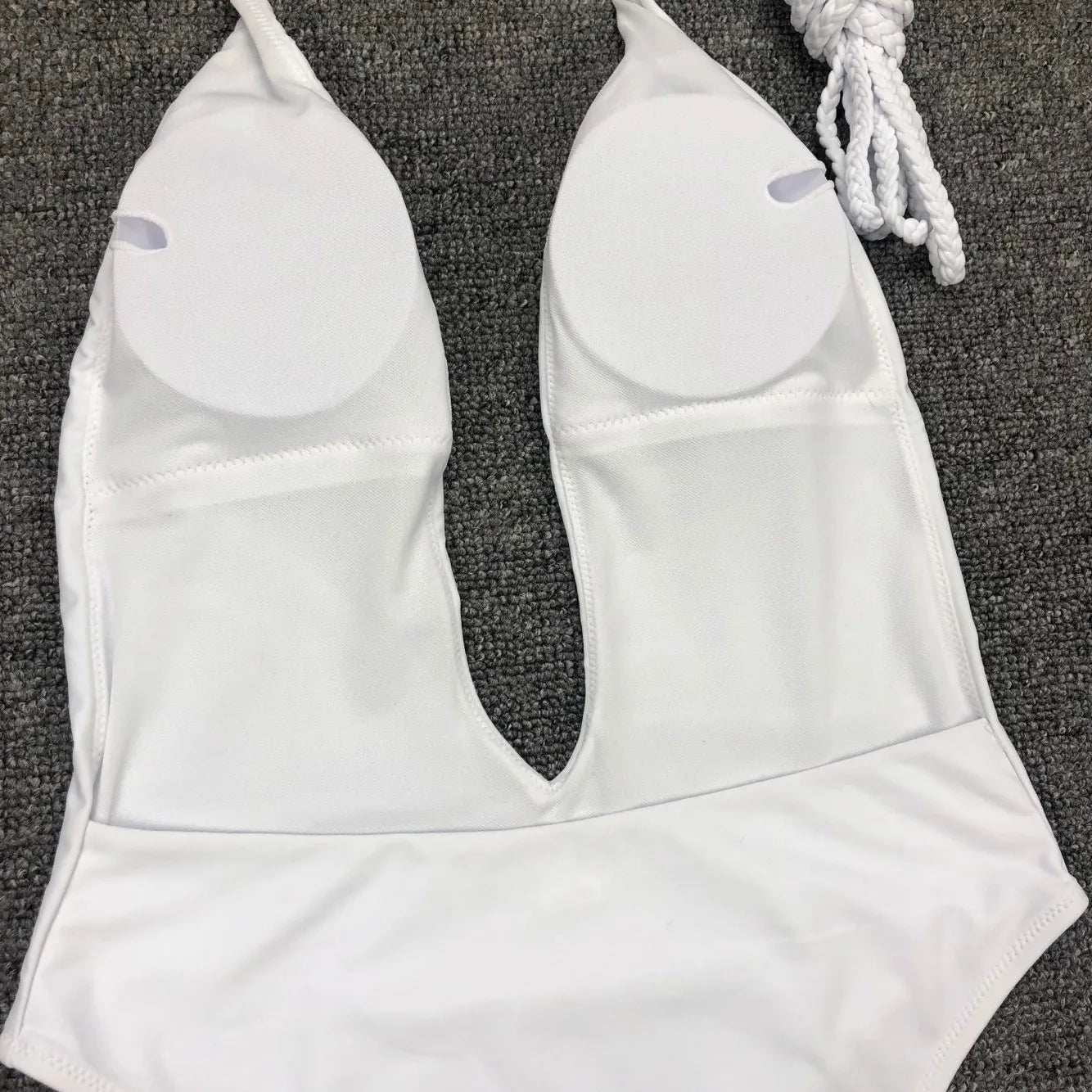 Tiefer V-Ausschnitt Monokini – elegant gewickelt & sexy zugleich