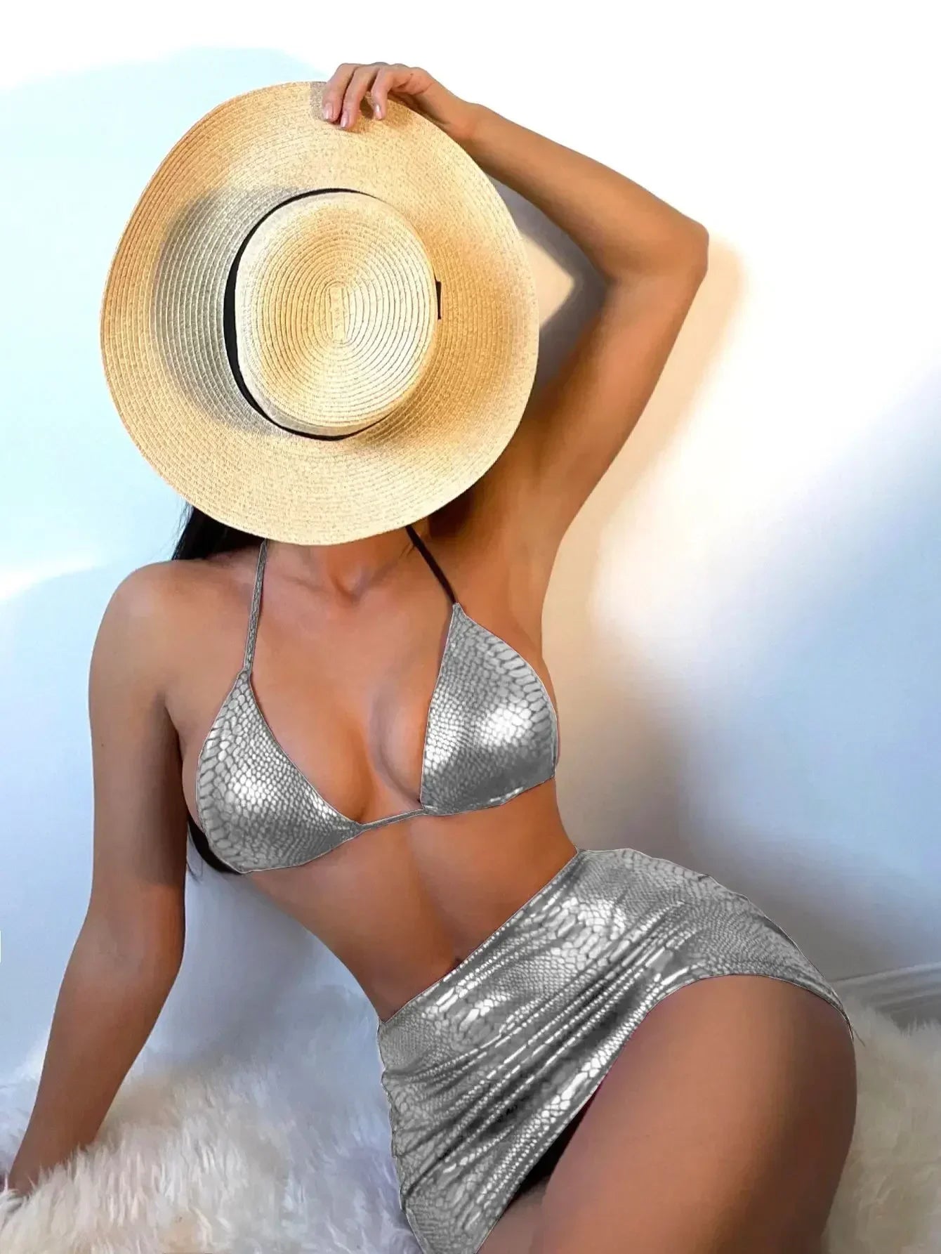 Sexy Bikini mit Cover-Up – glänzender Zweiteiler für stilvolle Beach-Days