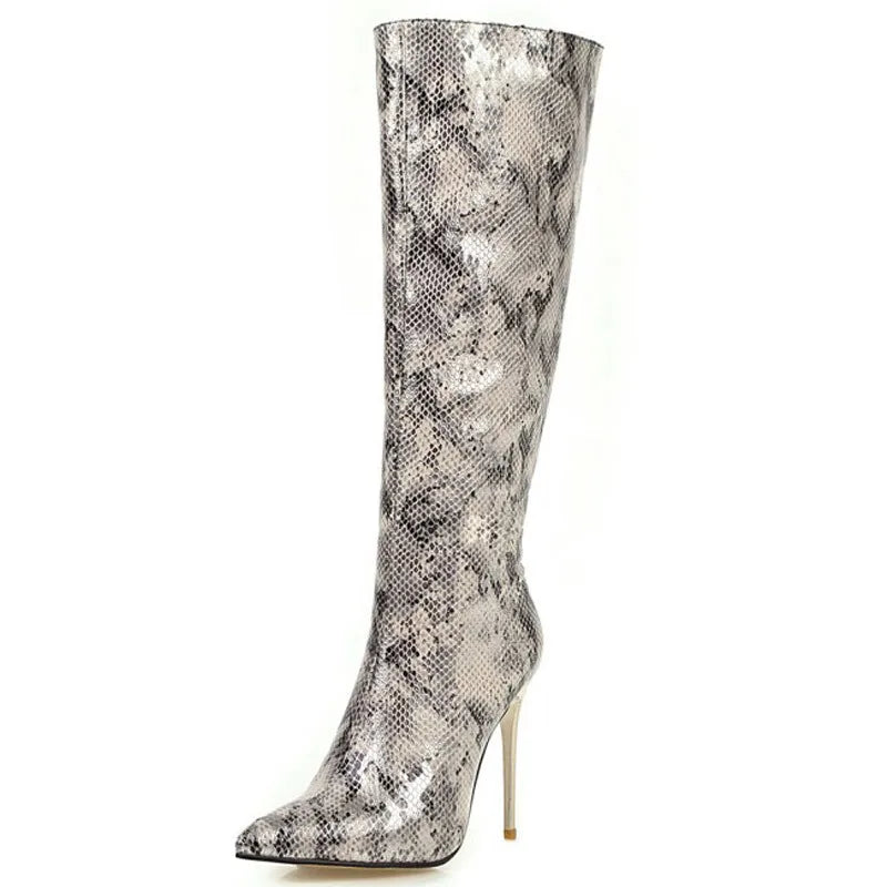 Kniehohe High Heels Stiefel in Schlangenleder- & Leoparden-Optik – Wild. Elegant. Unverkennbar.