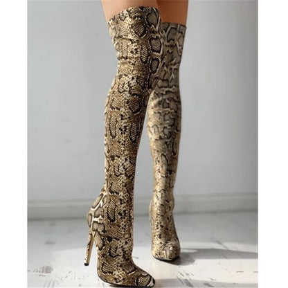 Overknee-Stiefel mit Schlangenmuster & Stiletto – Wild, stretchy & ultra feminin