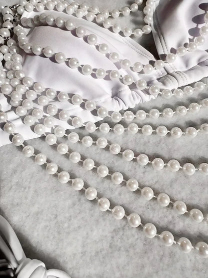 3-teiliges Bikini-Set mit Perlenketten – Luxus am Strand