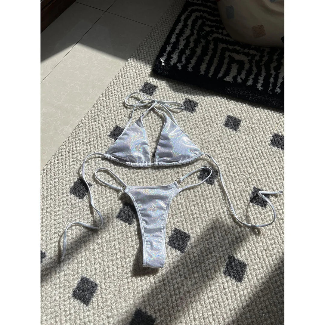 Glitzernder High-Cut Halter-Bikini – für funkelnde Auftritte am Strand